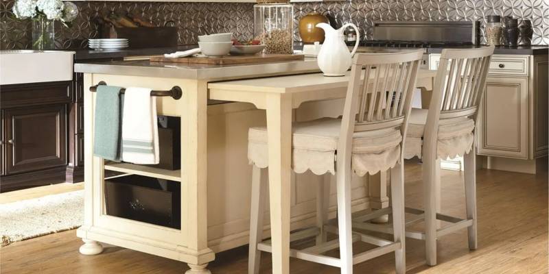 厨房的椅子上 AI 生成的内容可能不正确。