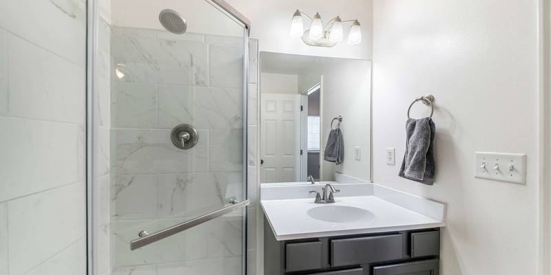 房间里有镜子和洗手池 AI 生成的内容可能不正确。